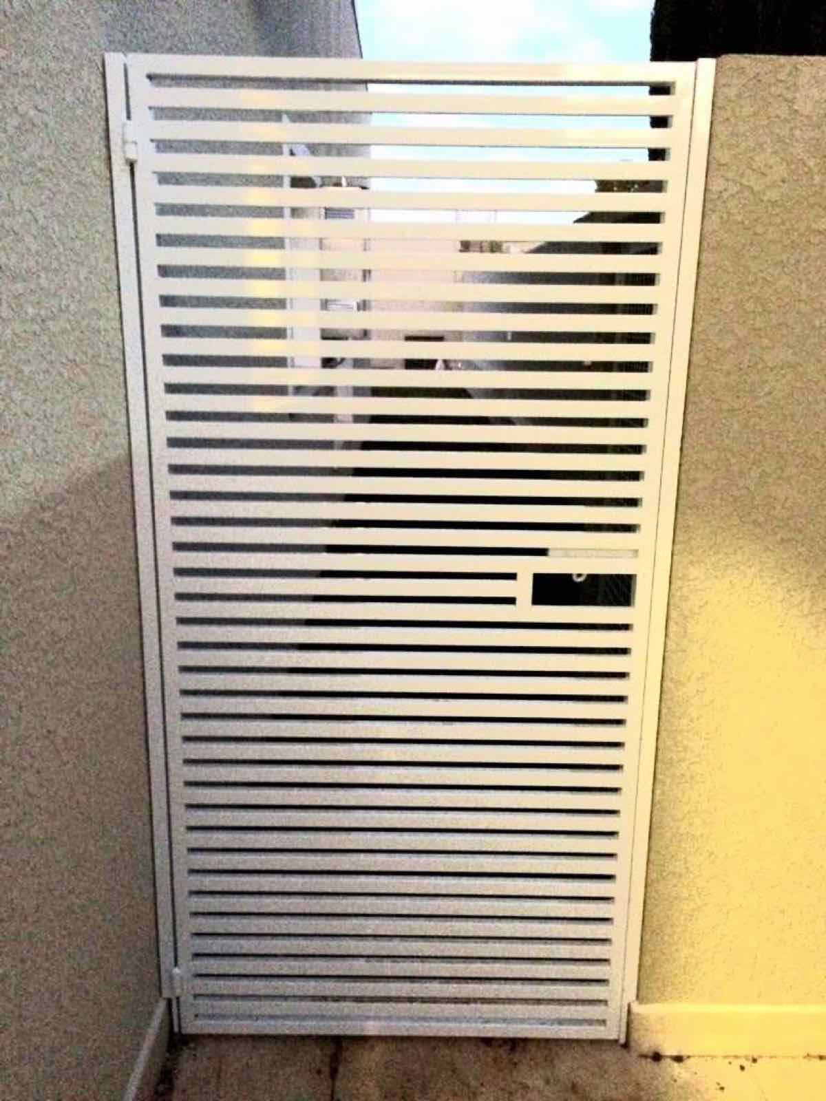 Portão lambril branco instalado em residência
