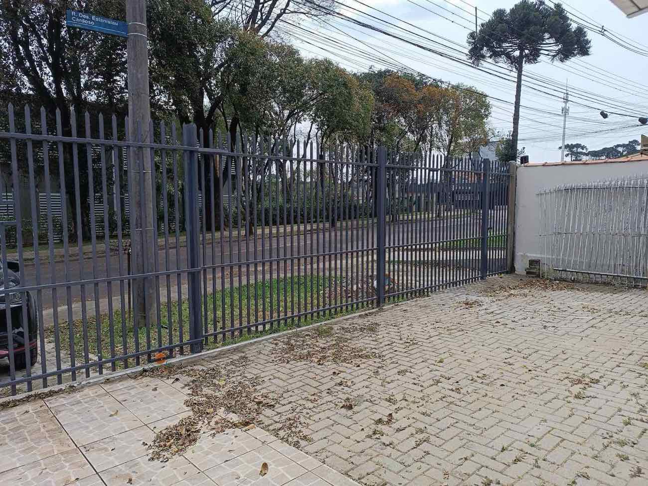 Fechamento metálico moderno em terreno residencial