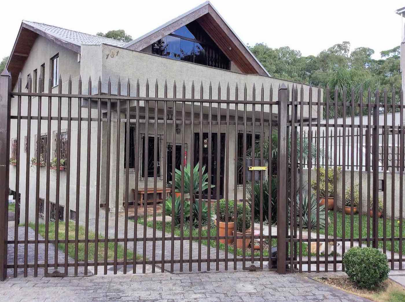 Portão de ferro trabalhado em residência de padrão alto